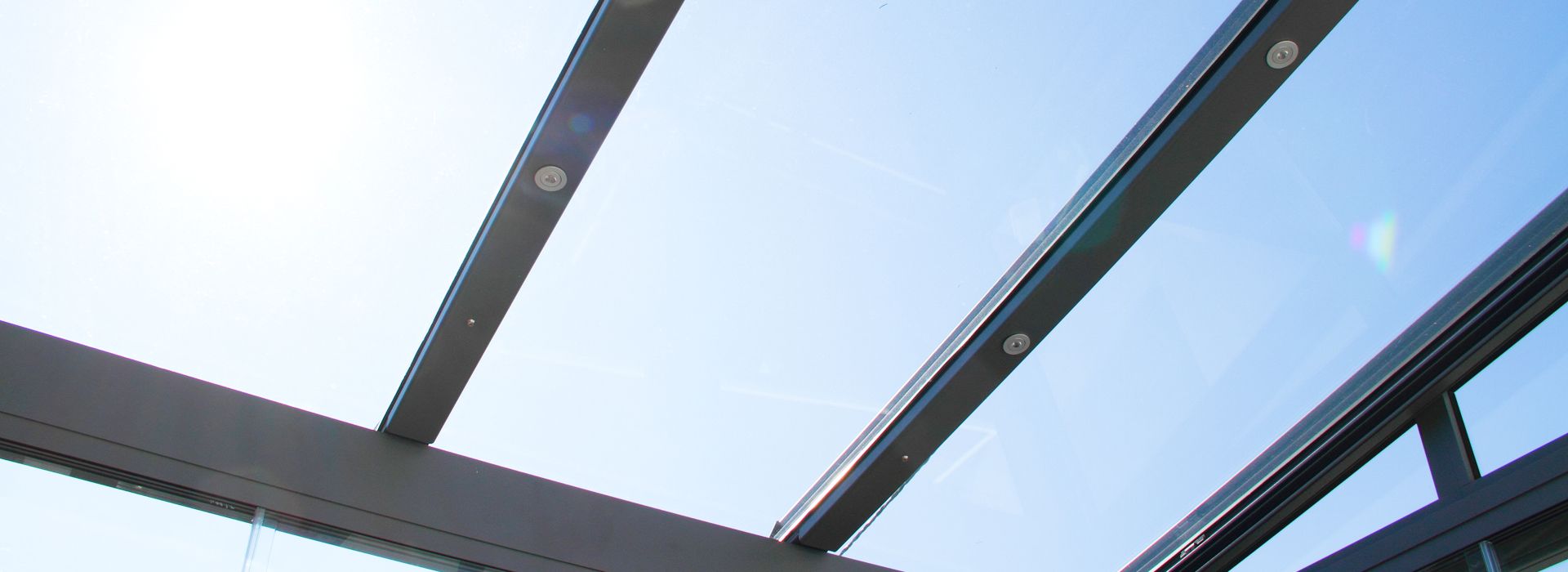 Modernes Gebäude mit großen Fensterfronten in der Außenansicht