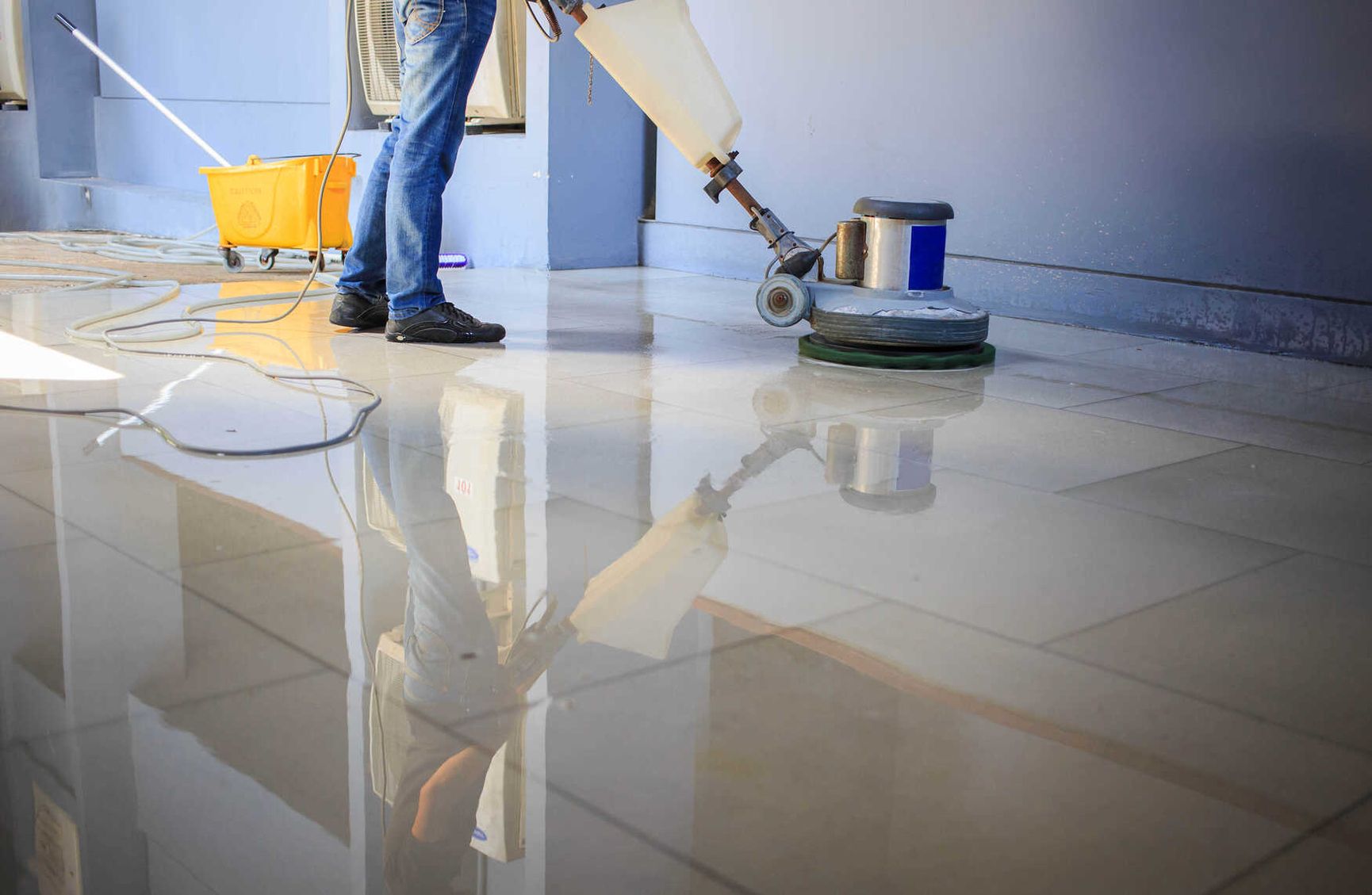 Professionelle Grundreinigung eines Bodenbelags mit gewerblicher Reinigungsmaschine