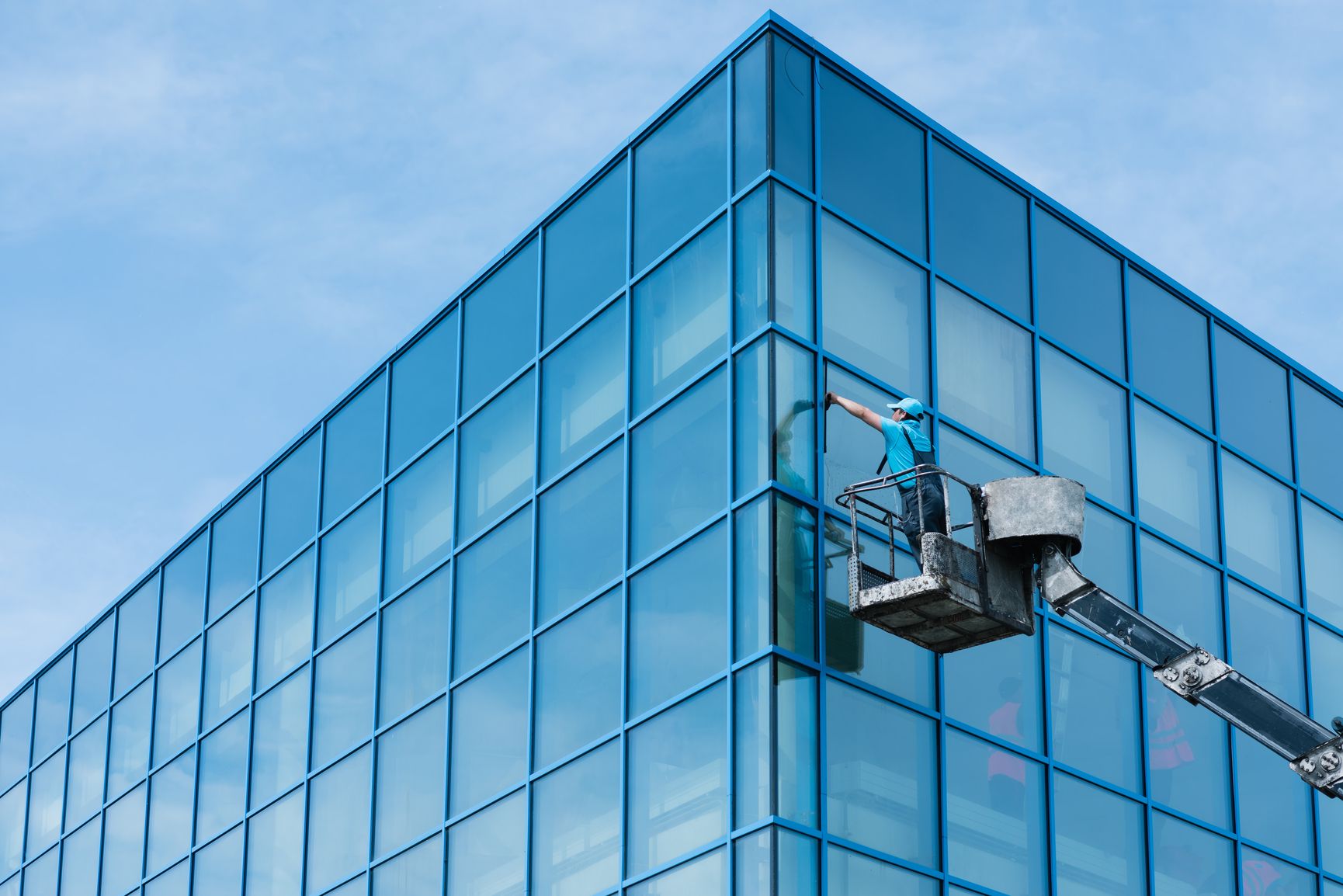 Gründliche Fensterreinigung an der Außenfassade eines Gebäudes